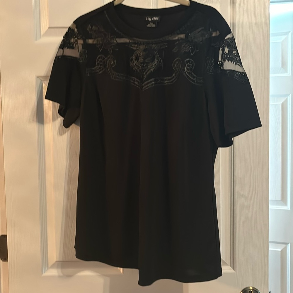 NWT CITY CHIC SHORT SLEEVE TOP WITH LACE DETAIL